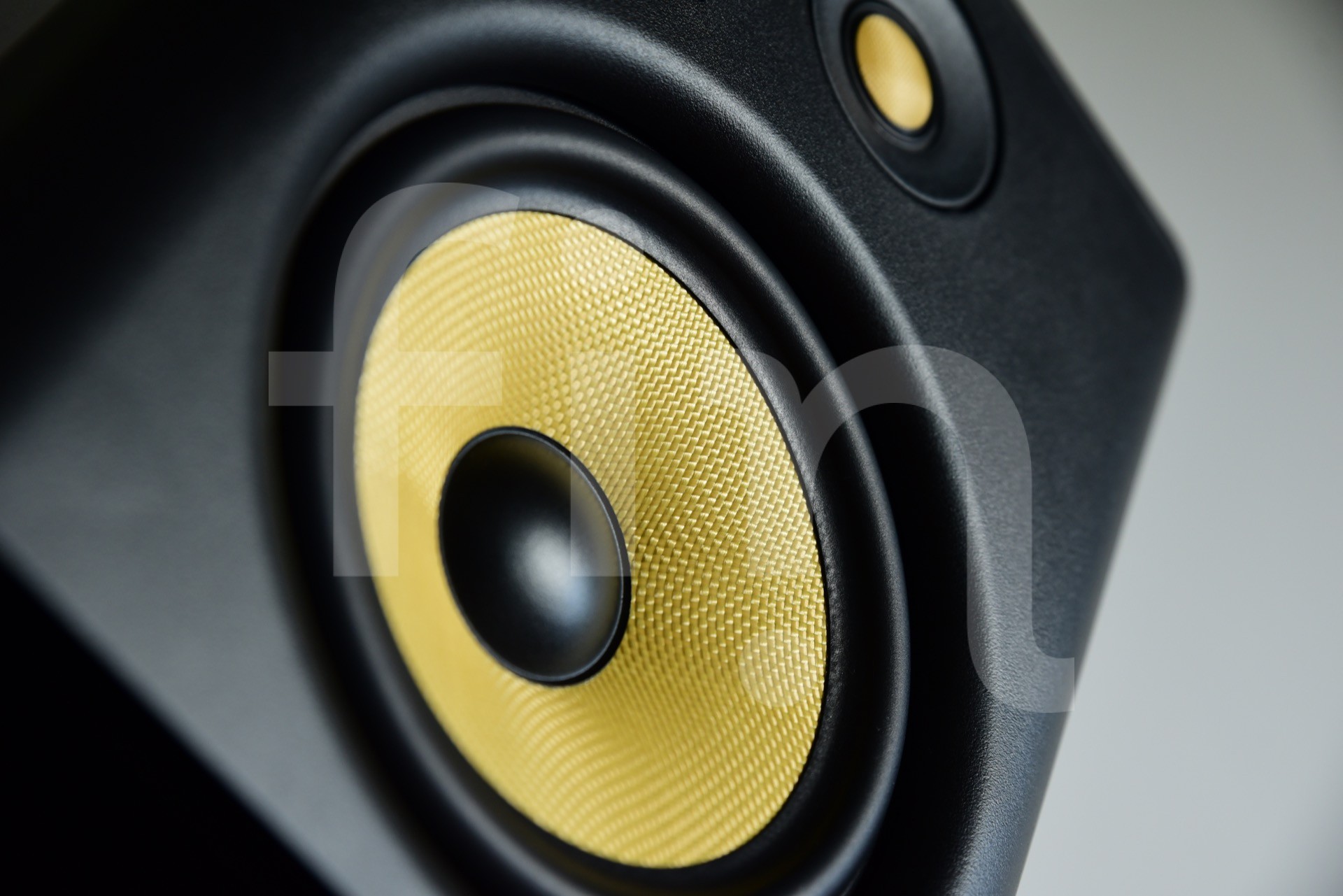 Onderwijs Stapel Kenmerkend Black and yellow speaker close up | FIN