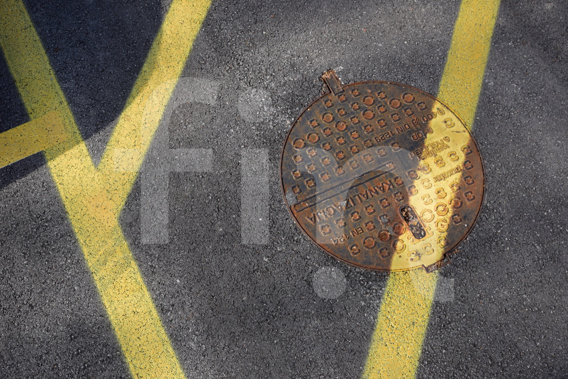 manhole with a yellow line top perspective